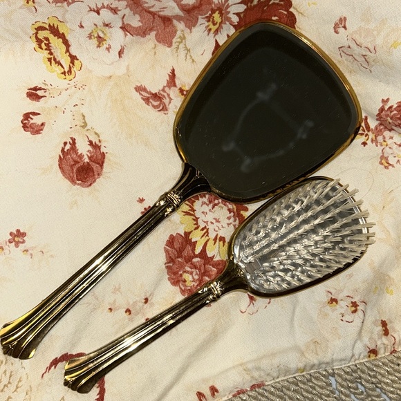 Vintage brush and mirror set. Never used. Good condition. But not perfect. - Picture 4 of 4